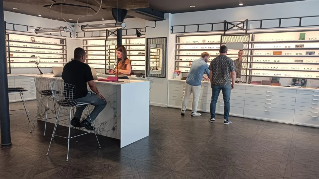 PHOTO-REELLE-interieur-boutique-conseil-montures-pau-01