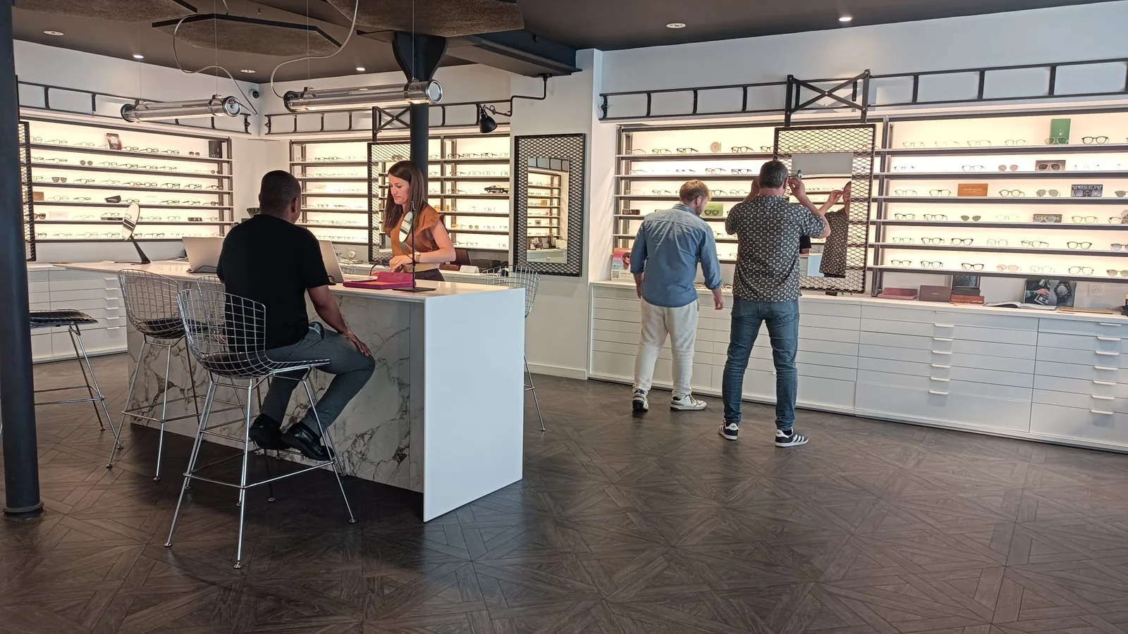 PHOTO-REELLE-interieur-boutique-conseil-montures-pau-02