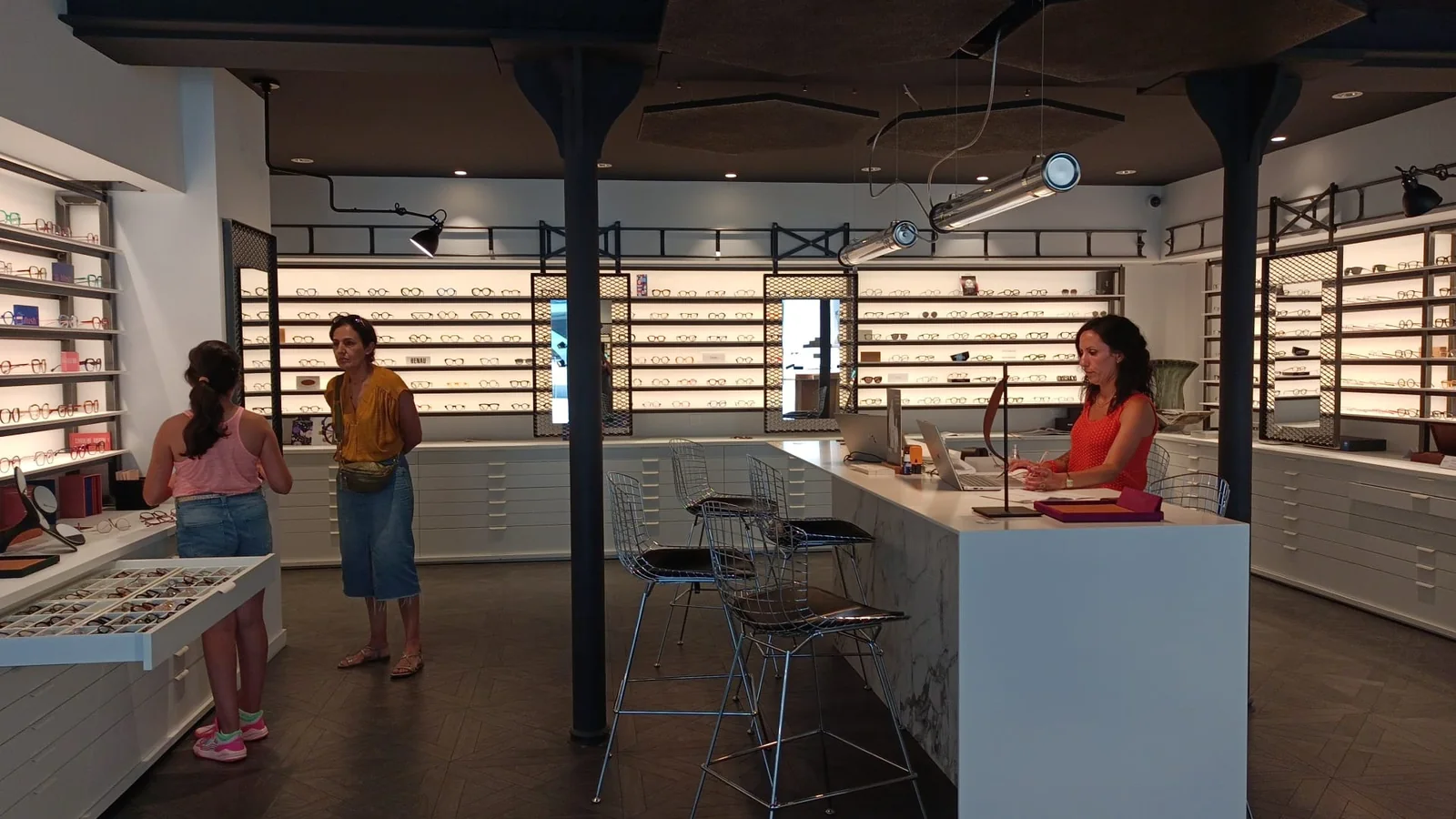 PHOTO-REELLE-interieur-boutique-conseil-montures-pau-04