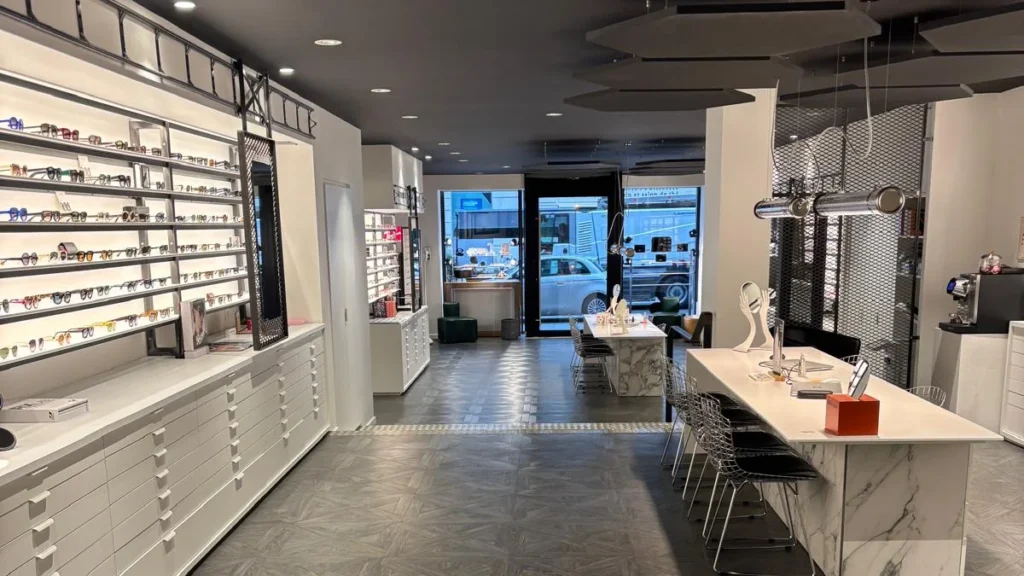 PHOTO-REELLE-interieur-boutique-mur-montures-pau-01